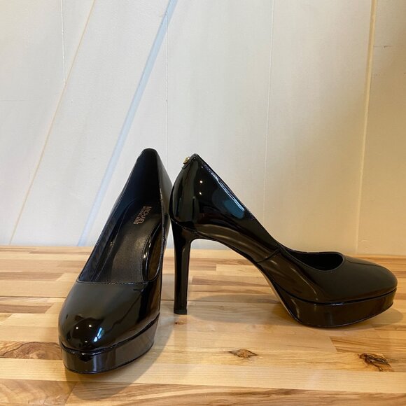 Michael Kors Chantal Black Faux Patent Leather Platform Pumps With Gold Logo Det - Picture 7 of 16